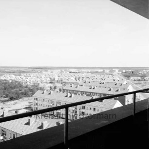 Stonsdorfer Weg: vorne Wohngebäude, links Wohngebäude der Straße Waldscheise, im Hintergrund das Gewerbegebiet Stonsdorf: Blick vom Rathausgebäude Richtung Nordosten