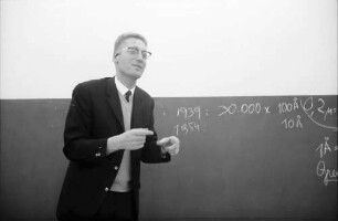 Freiburg: Biologisches Institut II, Prof. Dr. Peter Sitte beim Dozieren über das Elektronenmikroskop