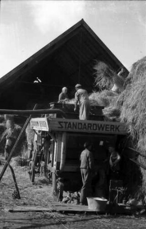 Nierswalde: Hof mit Dreschbetrieb