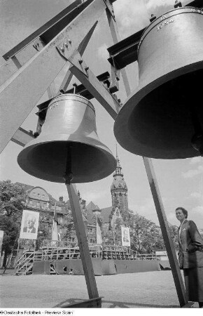 Zwei Glocken, im Hintergrund die Evangelisch-reformierte Kirche zu Leipzig