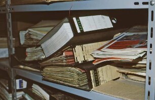 Gesundheitsamt: Registratur im Keller: Regal