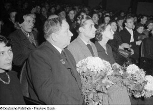 Porträts der sowjetischen Balletttänzer Jurij Kondratow und Maja Plissezkaja sowie des Bassisten M.D. Michailow im Kinosaal