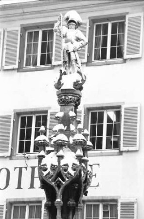 Freiburg: Verschneiter Georgsbrunnen