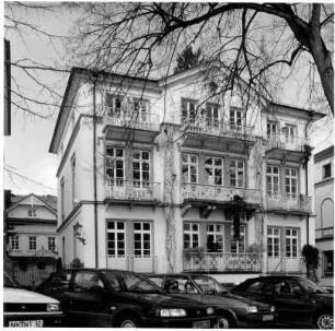 Villa und Nebengebäude; Bad Homburg, Schwedenpfad 18