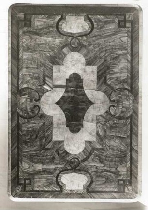 Tisch mit Rehfußgestell : Tisch mit Rehfußgestell. Nussbaumholz, furniert (um 1725). Tischplatte. Moritzburg, Schloss, Möbel-Vorrat