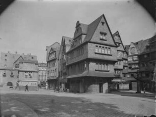 Frankfurt (Main), Gasthaus „Zum Roseneck“ : Blick durch die Altstadt von Frankfurt am Main. Gasthaus „Zum Roseneck“, Große Fischergasse 14, rechts der Freiheitsbrunnen