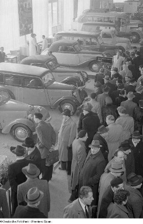 Besucher vor einem Messestand mit Automobilen des VEB Kraftfahrzeugwerk Audi