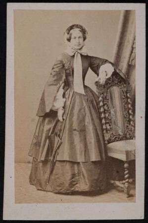 Porträt Johanna Wagner (Jachmann-Wagner) (1826-1894; Sängerin). Albuminabzug auf Karton (Carte-de-visite mit Atelieraufdruck und Autograph verso)