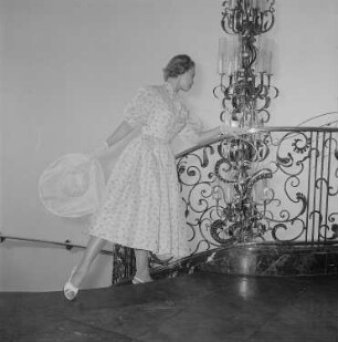 Messemodenschau, Frau in Kleid und Hut