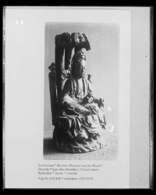 Sitzende Figur eines Buddhas (?) unter einem Baldachin