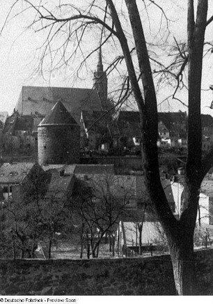 Bautzen. Stadtteilansicht vom Schießplatz (Platz des Friedens) nach Süden gegen Gerberbastei und Dom St. Peter