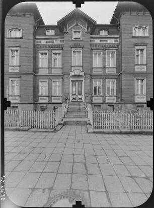 Görlitz, Dr.-Kahlbaum-Allee 22. Wasserheil- und Badeanstalt "Freisebad" (1887). Straßenfront (Teilansicht)