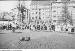 Dresden. FDJ-Bezirksdelegiertenkonferenz. Präsidium und Kulturprogramm, 1957 & Dresden. FDJ Bezirksappell - Junge Garde, Freiflüge, Juli - August 1957