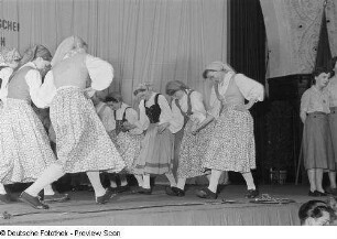 Auftritt einer Tanzgruppe beim Bezirksausscheid der Volkskunstgruppen 1954