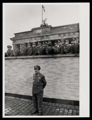 Gruppenbild von NVA-Soldaten vor dem Brandenburger Tor, Berlin