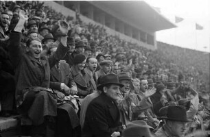 Berlin: Reichssportfeld; Fußballpublikum