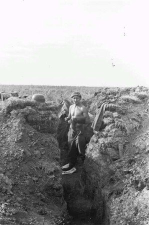 Zweiter Weltkrieg. Frontbilder. Sowjetunion. Angehöriger der deutschen Wehrmacht im Schützengraben