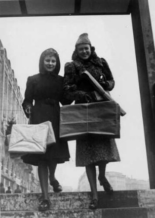 Hamburg-Neustadt. Treppe zur U-Bahnstation "Jungfernstieg". Die ersten Weihnachtseinkäufe nach der Währungsreform 1948. Nun gibt es wieder alles. Die zwei Frauen sind mit Päckchen beladen