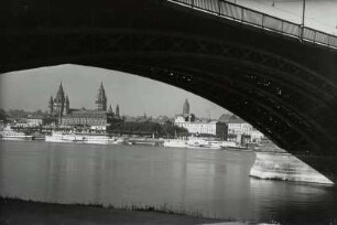 Mainz, Rheinufer : Mainz. Rheinufer mit Ausflugsdampfern. Blick nach Südwesten gegen die Altstadt mit Dom durch einen Brückenbogen der Straßenbrücke