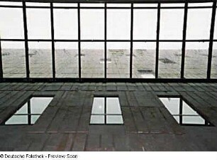 Baustelle Sächsische Landesbibliothek - Staats- und Universitätsbibliothek Dresden, Zentralbibliothek. Schacht zwischen Nordriegel und Hauptkubus, Blick durch das Glasdach auf die Fassade : Dresden-Räcknitz, Zellescher Weg 18. Baustelle Sächsische Landesbibliothek - Staats- und Universitätsbibliothek Dresden, Zentralbibliothek. Schacht zwischen Nordriegel und Hauptkubus, Blick durch das Glasdach auf die Fassade
