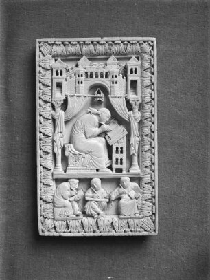 Elfenbeinbuchdeckel mit dem Heiligen Gregor und drei Schreibern
