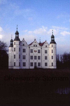 Schloss Ahrensburg: Ansicht von Süden: an mittlerem Giebelhaus Sonnenuhr, Gartenportal: Gartenbrücke über inneren Schlossgraben: im Vordergrund äußerer Schlossgraben