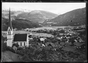 Östereich, Imst. Blick auf den Ort mit Katholischer Pfarrkirche Maria Himmelfahrt