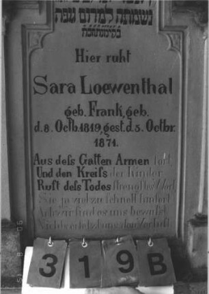 Grabstein 319 (Index: 100106819) Material: Sandstein Zustand: stark verwittert, abblätternd, Seitenfiale links fehlt Maße HxBxT: 194x67x15 cm Beschreibung: Stele, getreppter Abschluß, Seitenfialen (links fehlt), Schriftfeld eingetieft mit horizontal eingezogenem Kielbogenabschluß, Halbpilaster, getreppter Sockel: Grabstein 319B