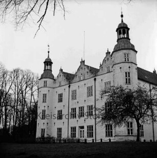 Ahrensburg: Schloss Ahrensburg: hinten Bäume: Blick von der Lübecker Straße Richtung Westen