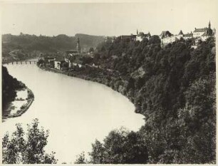 Burghausen (Oberbayern) Blick über die Salzach auf die Stadt. Rechts: Burg zu Burghausen. Bildmitte: Pfarrkirche St. Jakob