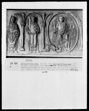 Fragment eines Reliquienschreines: Thronender Christus und kniende Maria Magdalena