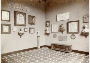 Aufstellung der Gemäldegalerie und der Skulpturensammlung im Kaiser-Friedrich-Museum, Raum 32, Marmorbildwerke Donatellos und Desiderios
