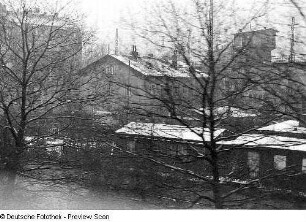 Blick aus dem Abteilfenster eines Zuges während einer Bahnfahrt (Berlin-Dresden)
