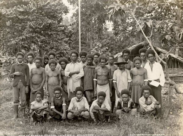 "Des hommes de l'école de Sukolo".