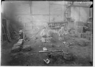 Reichsberufswettkampf ¿ Metall 1934; Vier junge Männer beim Herstellen von Gußformen in einer Werkshalle Laucherthal
