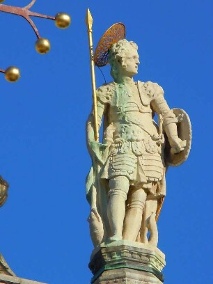 Venedig - Steinfigur auf der Markuskirche : Steinfigur eines Kriegers auf dem Dach der Markuskirche. Aufgenommen am 23. Februar 2012 in Venedig