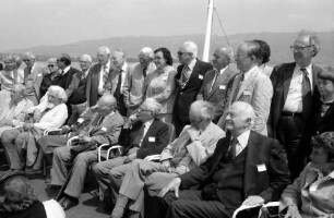 31. Tagung 1981 (29.6.-3.7.) Mediziner; Maikäferrede in Farbe: Sitzend: Sir Peter Medawar, Konrad Lorenz, Frau Pauling, André F. Cournand, Sir Hans A. Krebs, Rodney R. Porter, Linus C. Pauling, Frau Cournand; dahinter stehend: Lady Medawar, Christian R. de Duve, Frau Luria, Salvador E. Luria, Nikolaas Tinbergen, Sir John C. Eccles, Sir Bernard Katz, Adolf Butenandt, Rosalyn Yalow, Severo Ochoa, Ernst O. Fischer, Thomas H. Weller, James D. Watson mit Sohn