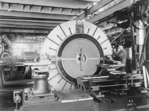 Abdrehen eines Dampfturbinen-Leitschaufelkranzes (MAN) : Technikgeschichte | Maschinenbau | Kraftmaschinen | Dampfturbinen