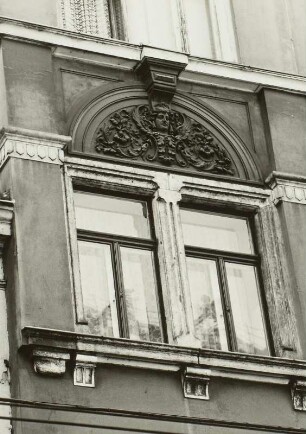 Dresden-Neustadt, Görlitzer Straße 29. Wohnhaus mit Laden (um 1890). Fenster (2. Obergeschoß)