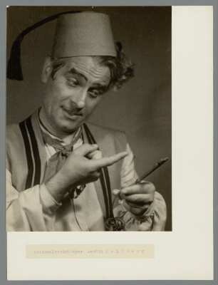 Martin Hellberg in "Maß für Maß" : Martin Hellberg als Pompejus im Schauspiel "Maß für Maß" von William Shakespeare in der Inszenierung von Martin Hellberg. Staatsschauspiel Dresden, Neueinstudierung 7. September 1950