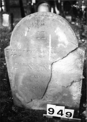 Grabstein 949 (Index: 99630441) Material: Sandstein Zustand: rechts abgeblättert, Textverlust Maße HxBxT: 65x45x7 cm Beschreibung: Stele mit eingezogenem Rundbogenabschluß: Grabstein 949