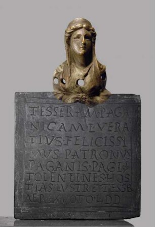 Tessera paganica. Tafel mit lateinischer Inschrift, von einer Büste der Juno bekrönt