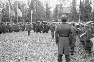 Gedenkstunde am Volkstrauertag vor dem Ehrenmal für die Gefallenen der beiden Weltkriege auf dem Karlsruher Hauptfriedhof
