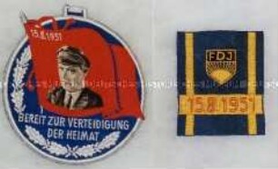 Medaille "Bereit zur Arbeit und Verteidigung der Heimat", sog. Ernst-Thälmann-Medaille, Auszeichnungsaufnäher für Wettbewerbsfahnen