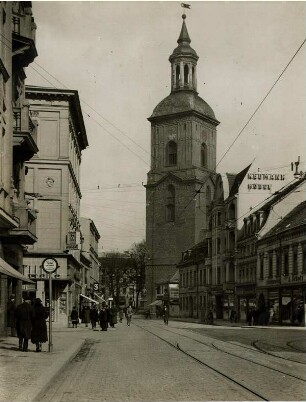 Berlin-Spandau. Blick in die Carl-Schurz-Straße. Im Hintergrund die im 14. Jahrhundert erbaute dreischiffige gotische Hallenkirche St. Nikolai.