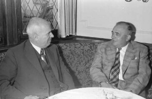 Feiburg: Oberpostdirektion; Staatssekretär Dr. Steinmetz und Direktor des Intern. Weltpostvereins Dr. Hess