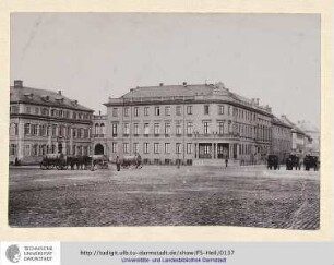 Luisenplatz. Links das alte Postgebäude. Daneben das Palais des Prinzen Alexander von Battenberg (139).