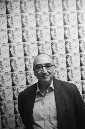 Berlin-Charlottenburg : In Berlin-Charlottenburg, Amin El Dib vor seinen Porträts von Jacques Naoum