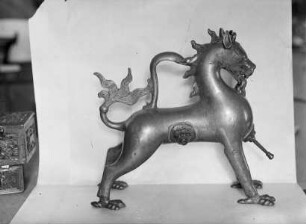 Aquamanile in Gestalt eines Fabeltiers, Pferd mit Drachenzügen