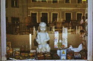 DDR. Schaufensterdekoration (mit Milasan, Ki-Na-Produkten und anderen Kinder- und rundnnahrungsmitteln)